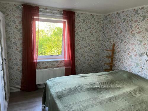 una camera da letto con un letto e una finestra di 4 star holiday home in Molkom a Ransäter