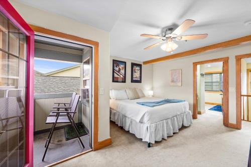 La Riva Del Lago Unit 204 في ديلون: غرفة نوم بها سرير ومروحة سقف