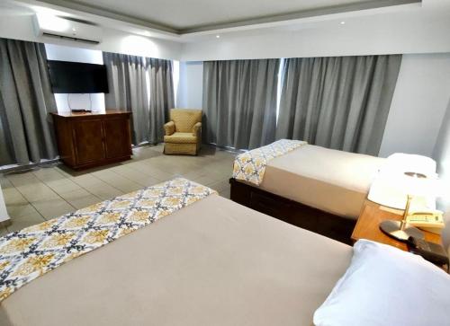 Micro Hotel Condo Suites tesisinde bir odada yatak veya yataklar