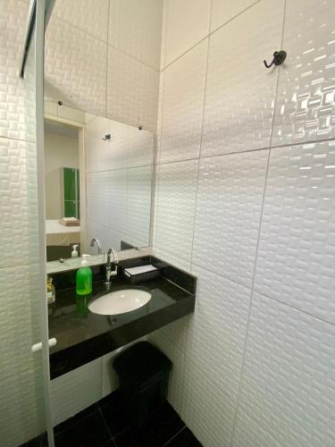 a bathroom with a sink and a mirror at Casa Miriti Hostel - a 200m da Basílica de Nazaré in Belém