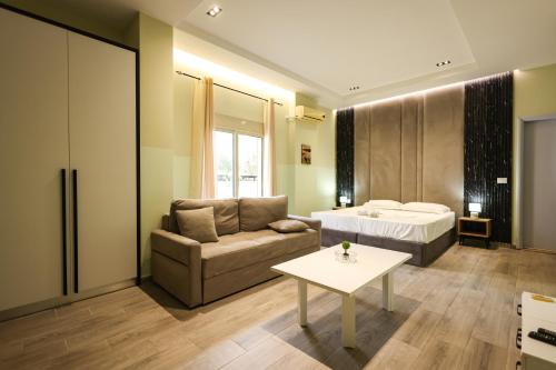 เตียงในห้องที่ AZZURRA Studios