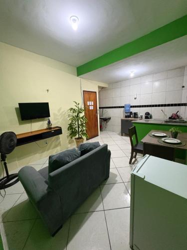 Η κουζίνα ή μικρή κουζίνα στο Apartamento completo e central! Casa Joana!