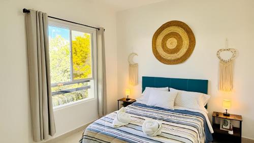 普拉亚卡门Departamento Itzae的一间卧室，里面有一张床和一扇窗户。