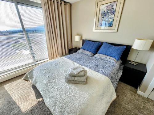 Giường trong phòng chung tại Central Lonsdale Gem