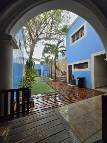 an archway leading into a building with a courtyard at Hotel Maculís in Campeche