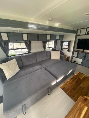 un sofá en el medio de una sala de estar en Clamping Caravan, en Whanganui