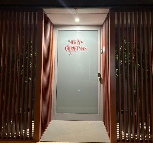 een glazen deur met een vrolijk kerstbord erop bij Loft VITA LENTA 2 in Bari