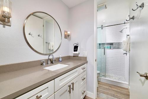 un bagno con lavandino e specchio di F204 - Cozy Seaview Condo a Oceanside