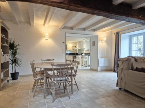 une cuisine et une salle à manger avec une table et des chaises dans l'établissement La Charmésienne, à Charmé