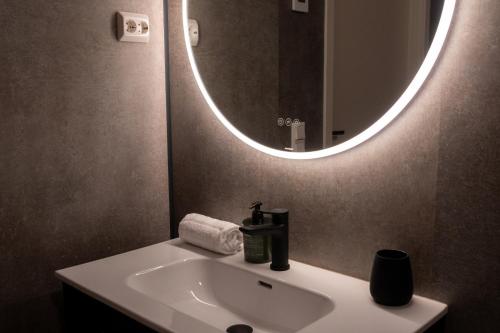 een badkamer met een wastafel en een spiegel bij Premium Rural Apartment - Leknes in Leknes