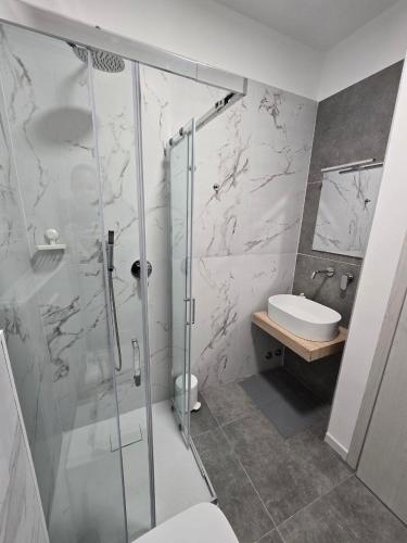 een badkamer met een douche, een toilet en een wastafel bij DANITO Rooms 7 in Ancona