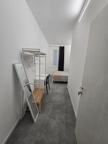 een kamer met een trap en een kamer met een bed bij DANITO Rooms 7 in Ancona
