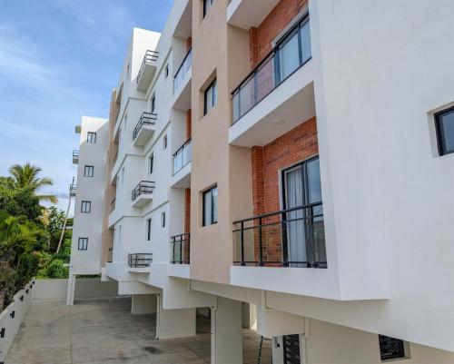 un'immagine di un condominio con balconi di Prado Garden Hotel a Monte Plata