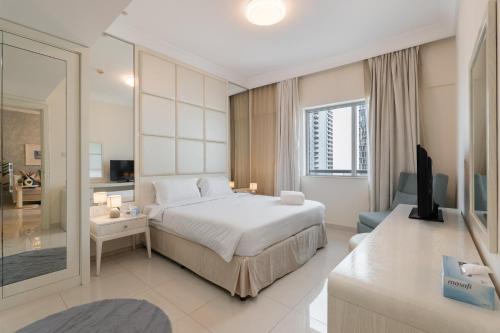 Кровать или кровати в номере Damac Maison Apartment- Steps from Dubai Mall