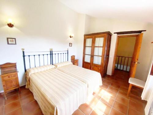 Ένα ή περισσότερα κρεβάτια σε δωμάτιο στο Virgen de la Cabeza Rural House