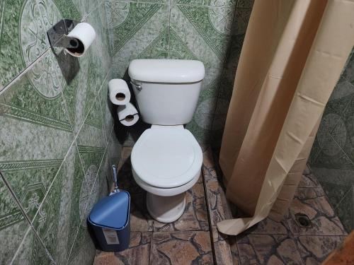 Phòng tắm tại Linda casa con garaje en la majada