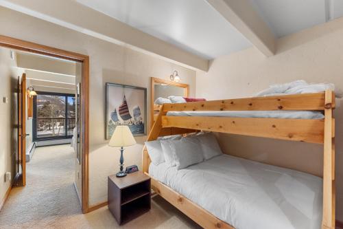 En eller flere senge i et værelse på The Lodge at Lake Dillon 308