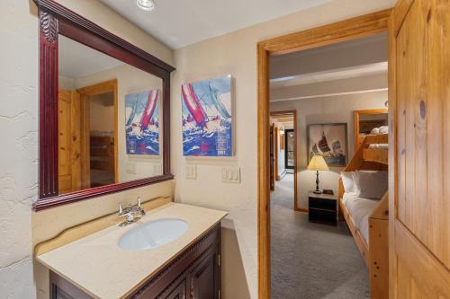 En eller flere senge i et værelse på The Lodge at Lake Dillon 308