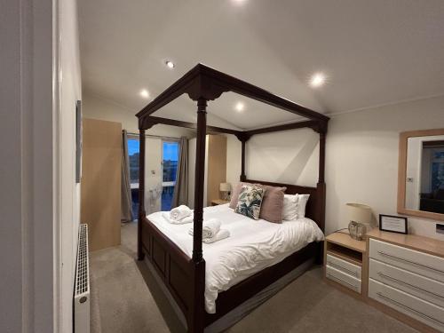 Ένα ή περισσότερα κρεβάτια σε δωμάτιο στο Field View 1 bed-No Pets-Cedar