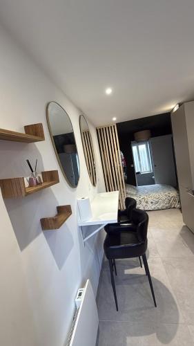 um quarto com uma secretária, uma cadeira e um quarto em Mini cosy em Lille