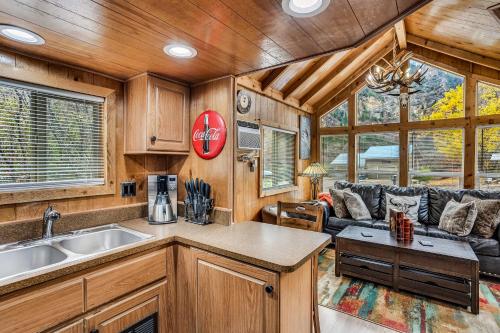 Køkken eller tekøkken på Glenwood Canyon Resort