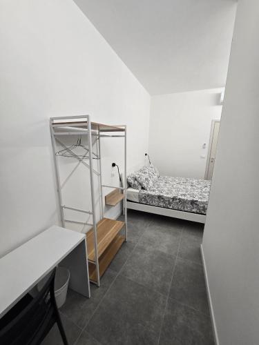 Camera bianca con 2 letti e scrivania. di DANITO Rooms 6 ad Ancona