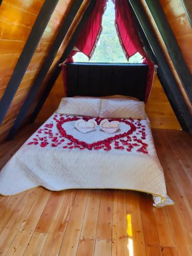 a bed in a tent with two wedding rings at Cabaña El Resguardo in La Capilla
