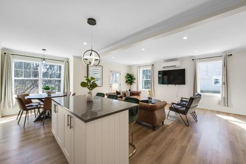 Μια τηλεόραση ή/και κέντρο ψυχαγωγίας στο Elegant 2 Story Bloomfield 3 Kings 2 Queens