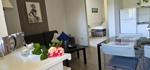 een woonkamer met een tafel en een eetkamer bij Szafirowy Zakątek in Karpacz