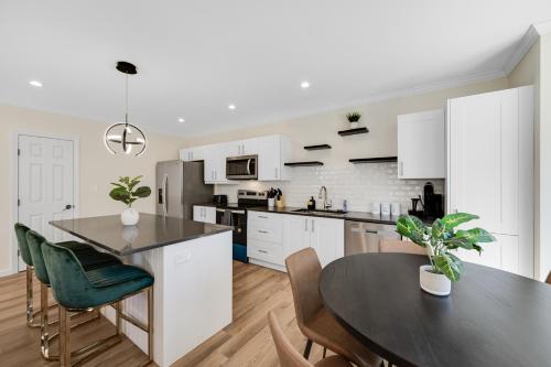 Η κουζίνα ή μικρή κουζίνα στο Elegant 2 Story Bloomfield 3 Kings 2 Queens