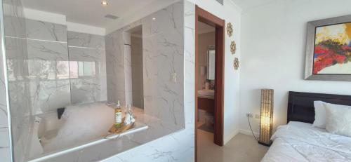 Ένα ή περισσότερα κρεβάτια σε δωμάτιο στο Ecusuites Skyline Jacuzzi Premium Riverfront 12