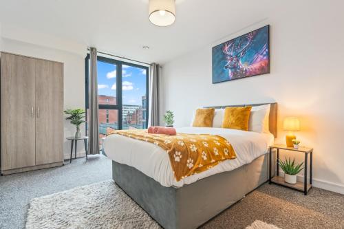 En eller flere senge i et værelse på Modern & Cosy Apartment Luxury 1-Bed Sleeps 5