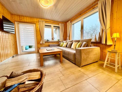 una sala de estar con un sofá y una mesa en Panoramablick, en Hainfeld