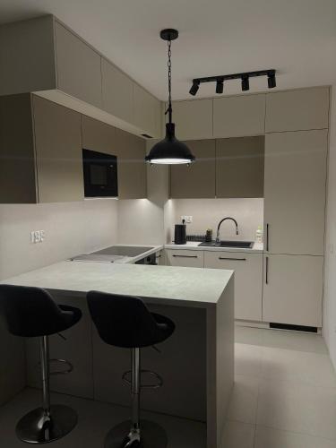 Η κουζίνα ή μικρή κουζίνα στο TuJestJakbyLuksusowo - Apartament generała Maczka