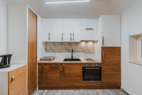 Køkken eller tekøkken på Bjelašnica Alpine Apartments