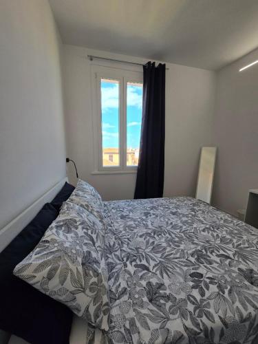 a bedroom with a bed and a window at Danito Rooms 5 matrimoniale in Ancona