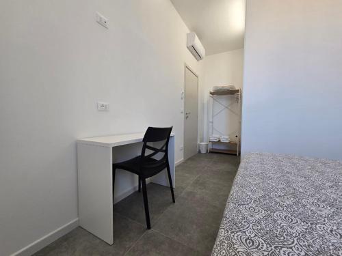 una scrivania con sedia nera in una stanza di DANITO Rooms 5 ad Ancona