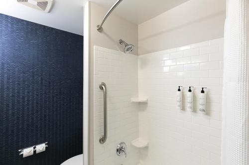 Ένα μπάνιο στο Fairfield Inn & Suites by Marriott Milwaukee Airport