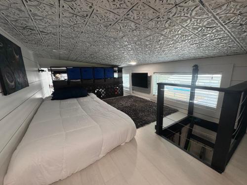 Postel nebo postele na pokoji v ubytování Pet Friendly, Modern Tiny Home in Vibrant Clermont!