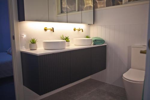 een badkamer met 2 wastafels en een toilet bij Entire home in Cranbourne West in Cranbourne