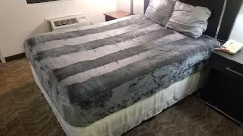 Postel nebo postele na pokoji v ubytování OSU 2 Queen Bed Hotel Room 238