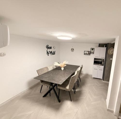 uma sala de jantar com mesa e cadeiras e uma cozinha em SeaSide Villa em Asdode