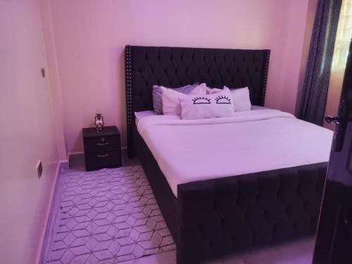 Giường trong phòng chung tại Cozy Homes