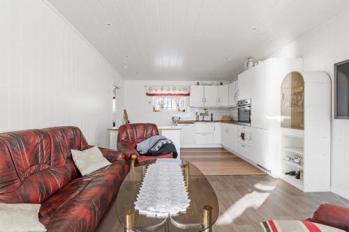 Η κουζίνα ή μικρή κουζίνα στο House with sea view, boathouse, garage and boat