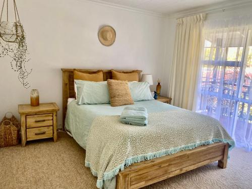 Giường trong phòng chung tại Tairua Tides on Main