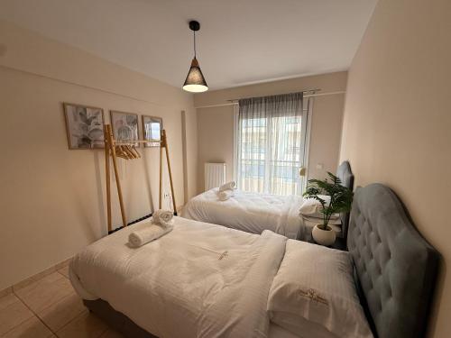 een slaapkamer met 2 bedden en een bank bij Angelo Maison in Thessaloniki