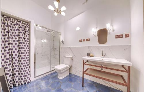 Et badeværelse på Historic Mansion In Provence Vineyards