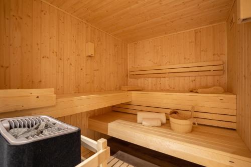 een houten sauna met een vuilnisbak bij Chalets d'en haut - Bonheur - Happy Rentals in Chamonix-Mont-Blanc