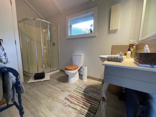 Et badeværelse på Bay of Islands - Lemon Tree Cottage, Chic secluded epic sea views