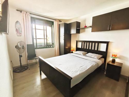 a bedroom with a large bed and a window at Casa de la Mama in Parque Holandes